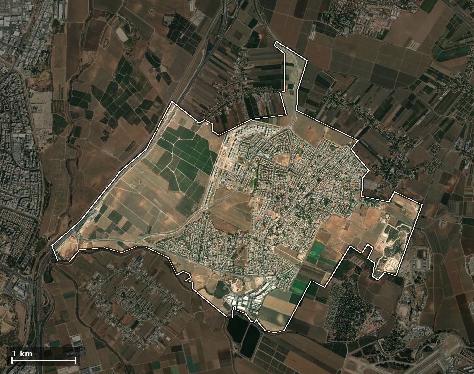 תצלום אוויר של גן יבנה, ותחום השיפוט המוניציפלי מסומן עליו
