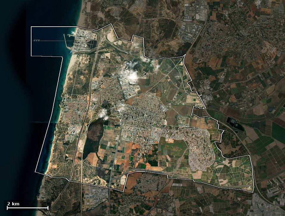 תצלום אוויר של חדרה, ותחום השיפוט המוניציפלי מסומן עליו