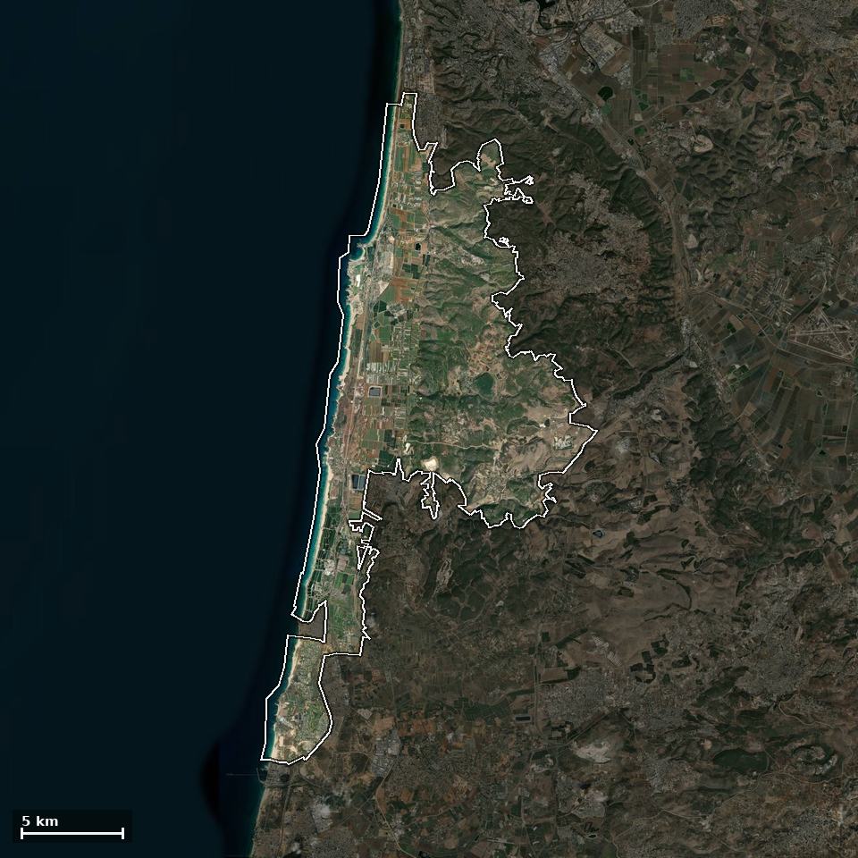 תצלום אוויר של חוף הכרמל, ותחום השיפוט המוניציפלי מסומן עליו