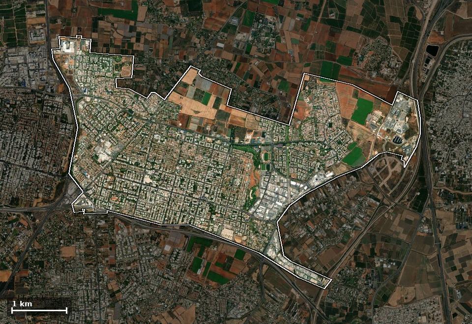 תצלום אוויר של כפר סבא, ותחום השיפוט המוניציפלי מסומן עליו