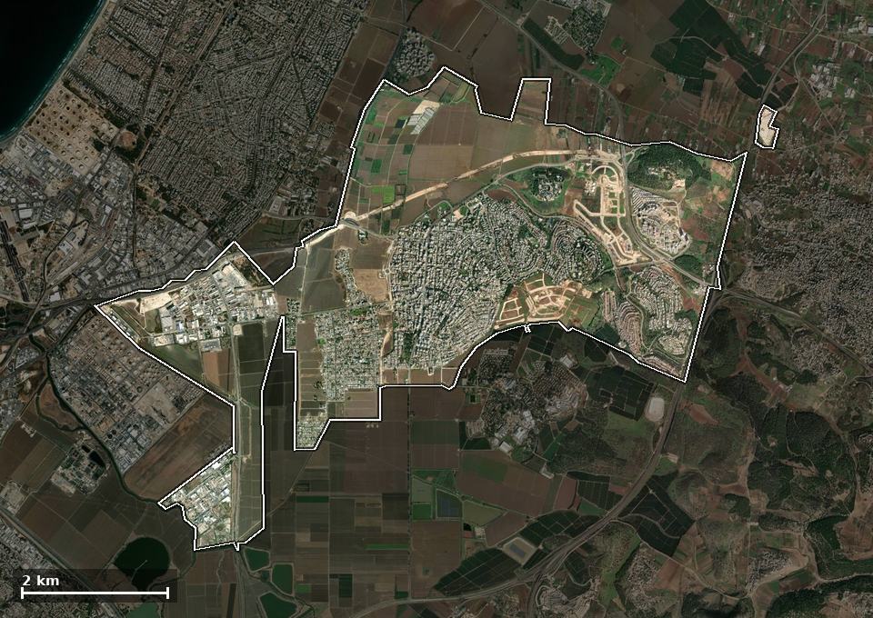 תצלום אוויר של קרית אתא, ותחום השיפוט המוניציפלי מסומן עליו