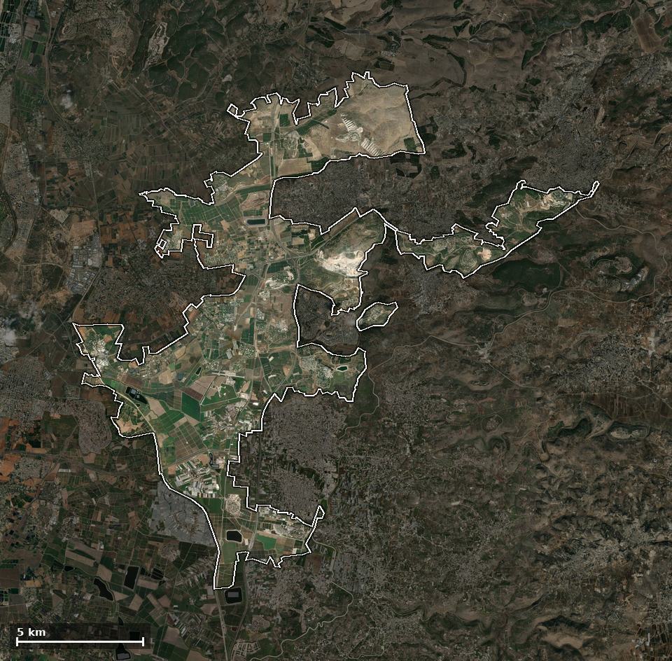 תצלום אוויר של מנשה, ותחום השיפוט המוניציפלי מסומן עליו