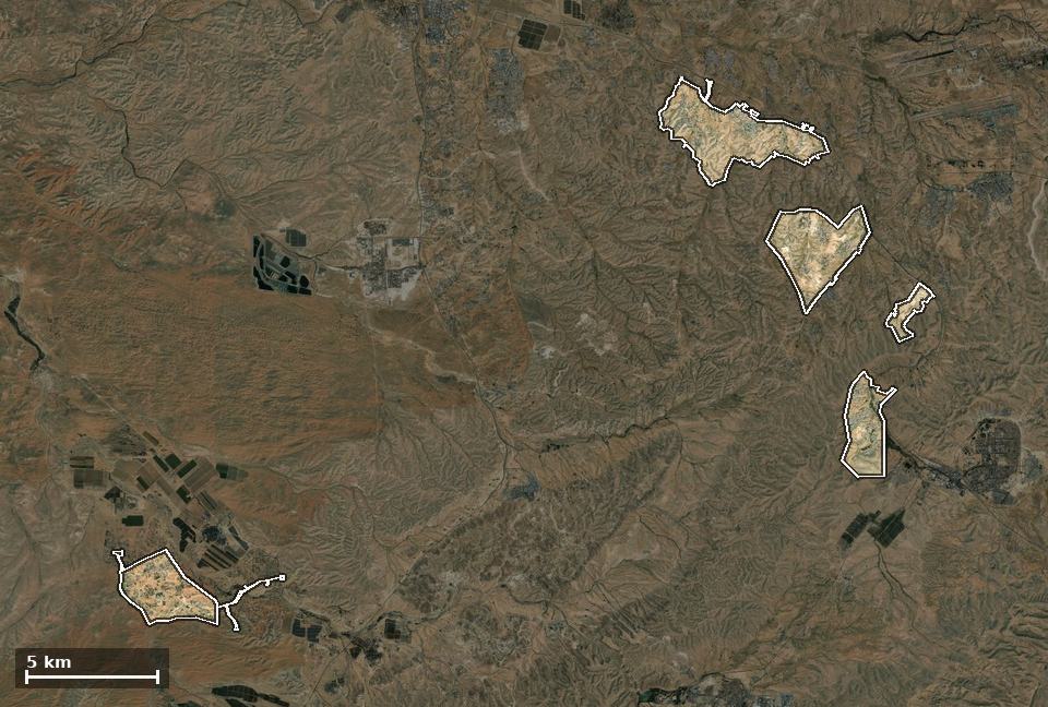 תצלום אוויר של נווה מדבר, ותחום השיפוט המוניציפלי מסומן עליו